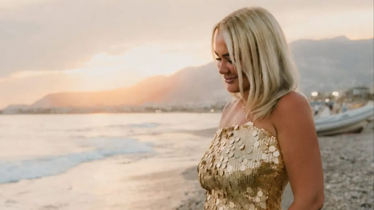 Tiia tuolilla